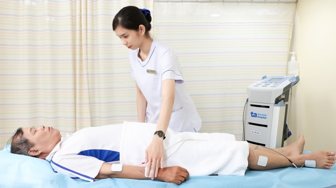 Trị liệu bằng điện xung giúp người bệnh giảm đau, kích thích cơ bắp hoạt động để phục hồi chức năng. Ảnh: Bệnh viện Đa khoa Tâm Anh