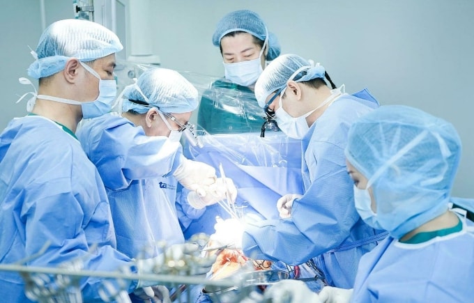 Bác sĩ phẫu thuật thay van tim cho bệnh nhân. Ảnh: Thanh Luận