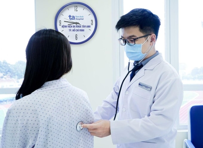 Bác sĩ Hiếu khám cho bệnh nhi. Ảnh: Ngọc Châu