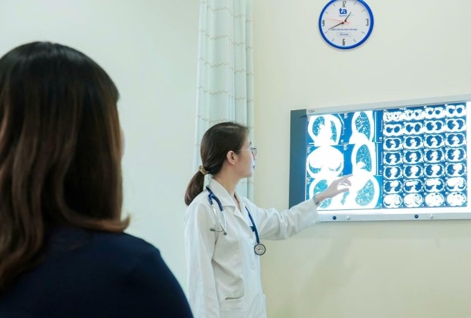 Bác sĩ tư vấn cho bệnh nhân lao phổi. Ảnh minh họa: Bệnh viện Đa khoa Tâm Anh