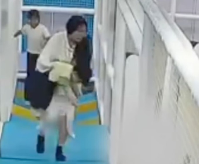 Người mẹ dùng thủ thuật Heimlich để sơ cứu con trai nhưng không hiệu quả. Ảnh: Weibo