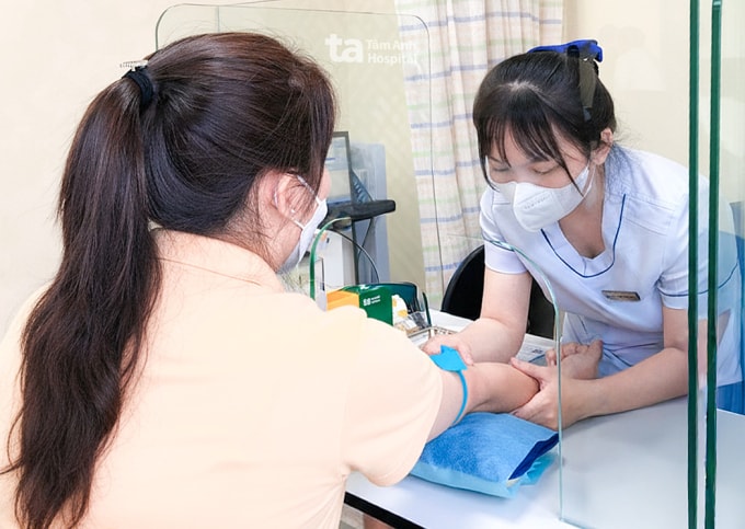 Chị Thu được lấy máu làm xét nghiệm các chỉ số cơ thể. Ảnh: Bệnh viện Đa khoa Tâm Anh