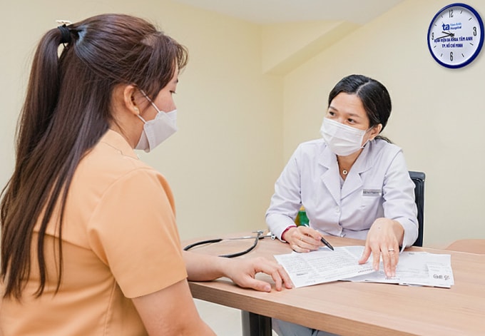 Bác sĩ Trâm tư vấn liệu trình giảm cân cho chị Thu. Ảnh: Bệnh viện Đa khoa Tâm Anh