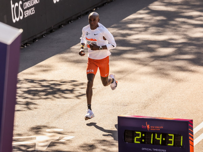 Eliud Kipchoge về đích tại New York Marathon 2025 ngày 2/11. Ảnh: Kevin Morris