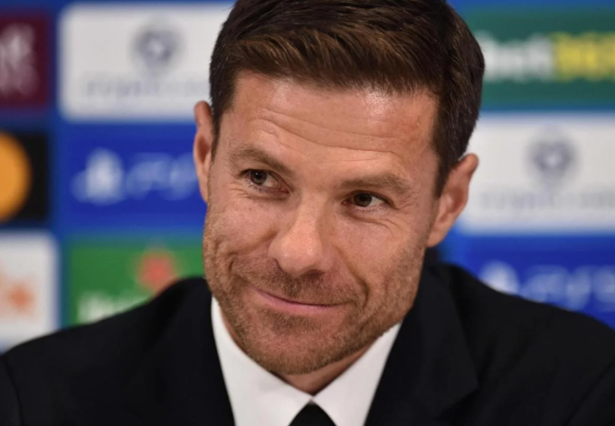 HLV Xabi Alonso trong buổi họp báo trước trận Liverpool gặp Real Madrid ở lượt bốn Champions League mùa 2025-2026. Ảnh: AFP