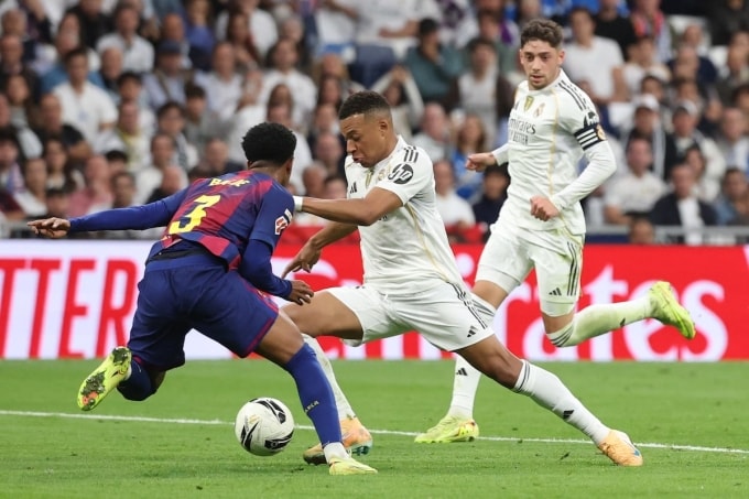 Mbappe đi bóng qua hậu vệ Balde trong trận Real thắng Barca 2-1 ở vòng 10 La Liga ngày 27/10. Ảnh: AFP