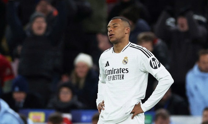 Kylian Mbappe thất vọng sau trận Real thua Liverpool 0-2 trên sân Anfield, thành phố Liverpool, Vương quốc Anh ở vòng bảng Champions League tối 27/11/2024. Ảnh: Reuters