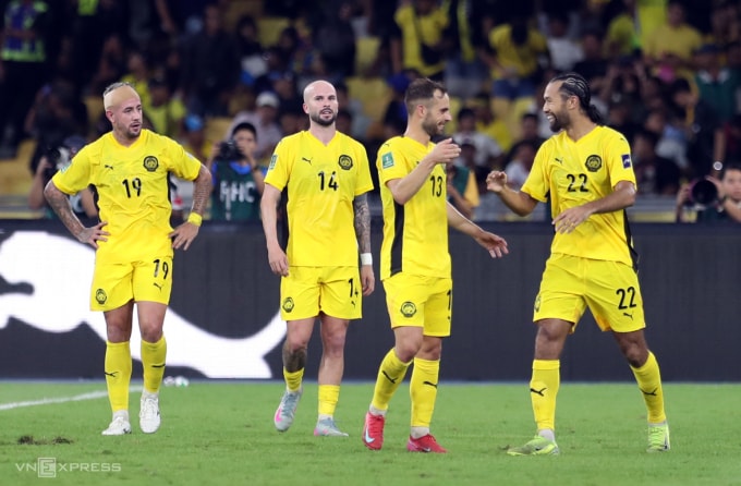 Rodrigo Holgado (số 19), Joao Figueireido (14) và Hector Hevel (13), là ba trong bảy cầu thủ Malaysia bị FIFA phạt, thi đấu trong trận thắng Việt Nam 4-0 ở lượt hai bảng F vòng loại cuối Asian Cup 2027, trên sân Bukit Jalil, Malaysia ngày 10/6/2025. Ảnh: Hai Tư