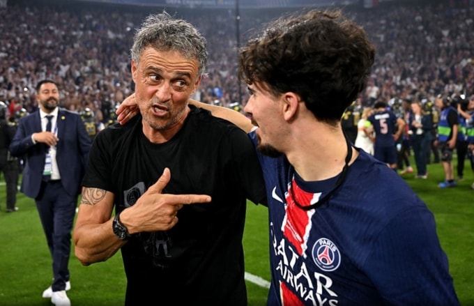HLV Luis Enrique (trái) và Vitinha ăn mừng sau trận PSG thắng Inter Milan ở chung kết Champions League trên sân Allianz, Munich, Đức ngày 31/5/2025. Ảnh: Tribuna