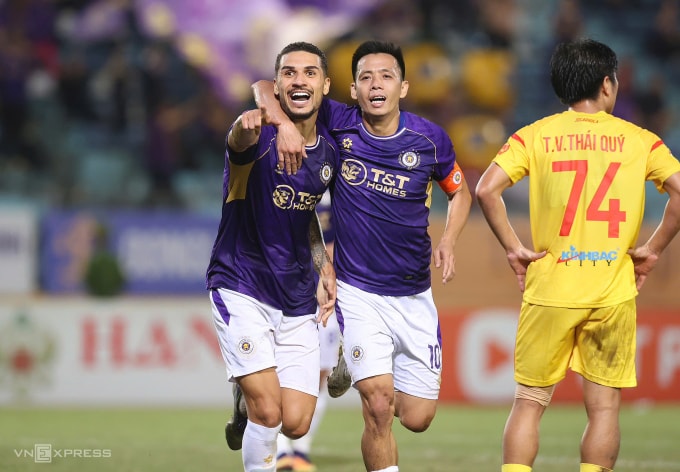 Tiền vệ Hà Nội FC Đỗ Hoàng Hên (trái) mừng bàn nâng tỷ số lên 2-0 cùng Nguyễn Văn Quyết trong trận thắng PVF-CAND 4-0 ở vòng 10 V-League 2025-2026, trên sân Hàng Đẫy, Hà Nội ngày 4/11/2025. Ảnh: Hoàng Huynh