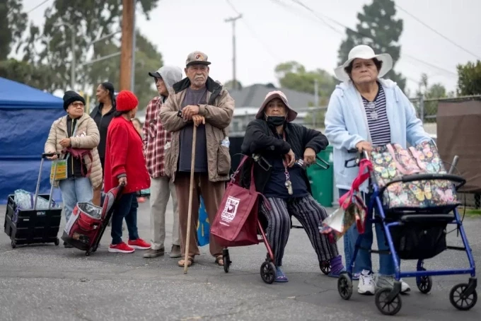 Người California xếp hàng nhận thực phẩm hỗ trợ tại một điểm phân phối ở Long Beach, ngày 1/11. Ảnh: LA Times