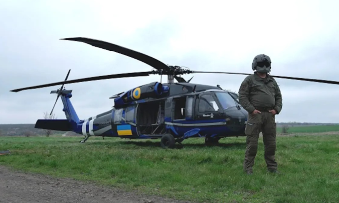 Đặc nhiệm GUR đứng trước trực thăng Black Hawk trong ảnh đăng năm 2023. Ảnh: GUR