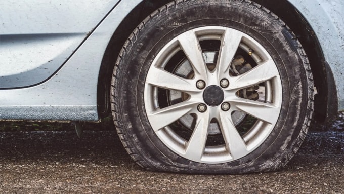 Lốp xe ôtô bị thủng. Ảnh: Tyreright