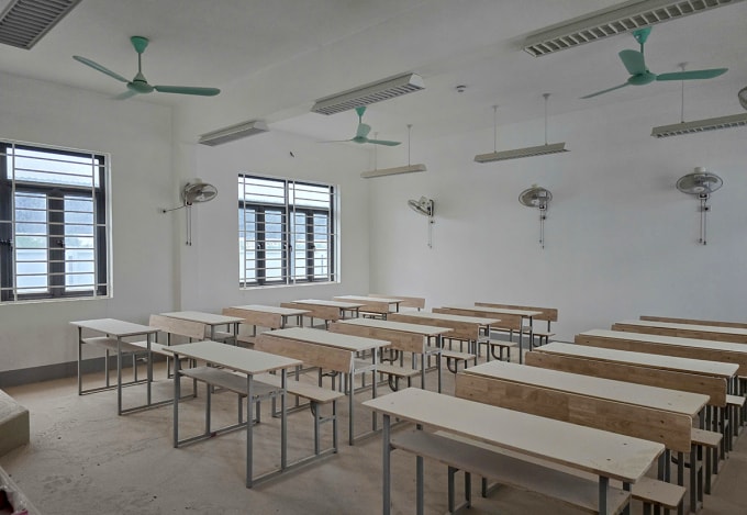 Bàn ghế đặt trong các phòng ở cơ sở mới bụi bám phủ. Ảnh: Đức Hùng