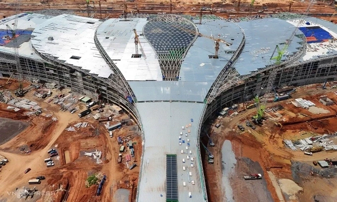 Nhà ga hành khách sân bay Long Thành đang hoàn thiện phần lợp mái, tháng 8/2025. Ảnh: Phước Tuấn