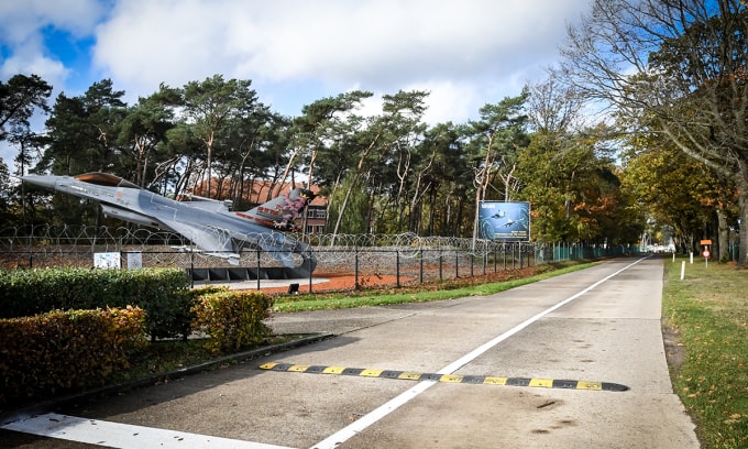 Một con đường bên trong căn cứ không quân Kleine Brogel tại Peer, Bỉ ngày 2/11. Ảnh: AFP