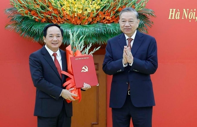 Tổng Bí thư Tô Lâm trao quyết định điều động giữ chức Trưởng ban Tuyên giáo và Dân vận Trung ương cho đại tướng Trịnh Văn Quyết. Ảnh: Hoàng Phong