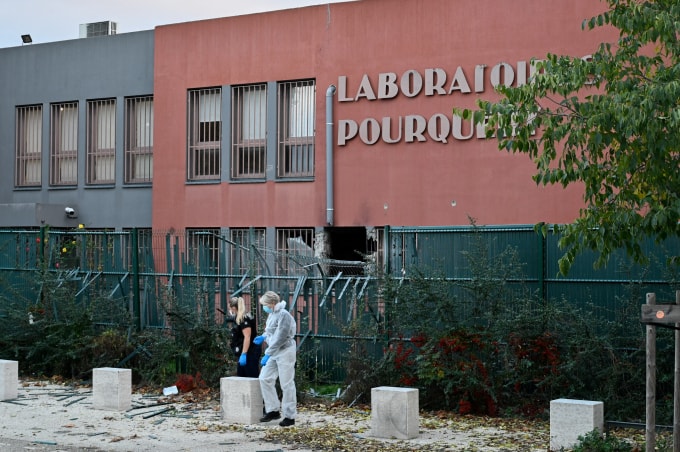 Cảnh sát thu thập chứng cứ tại hiện trường vụ cướp nhà máy luyện vàng ở Lyon ngày 30/10. Ảnh: AFP