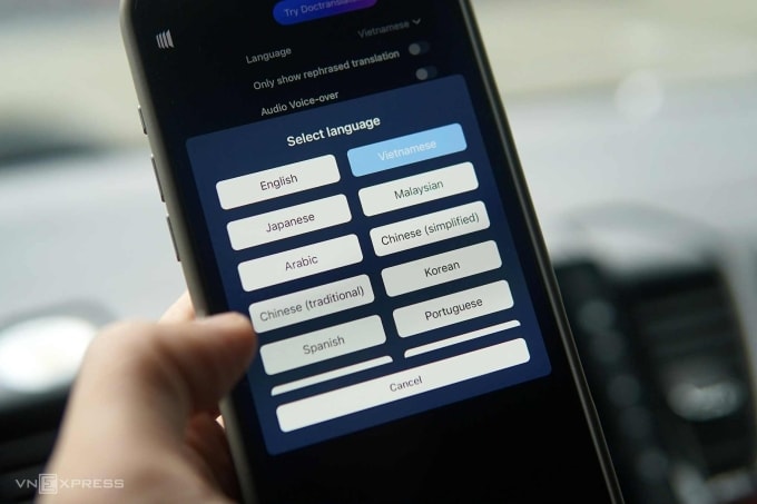 Giao diện trang web của Cabin AI cho phép người dùng chọn ngôn ngữ mong muốn. Ảnh: Lưu Quý