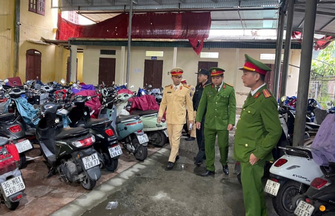 CSGT kiểm tra một bãi xe tại Thanh Hóa. Ảnh: Cục CSGT