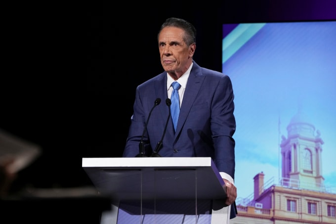 Ông Andrew Cuomo trong cuộc tranh luận giữa các ứng viên thị trưởng New York hôm 22/10. Ảnh: AP