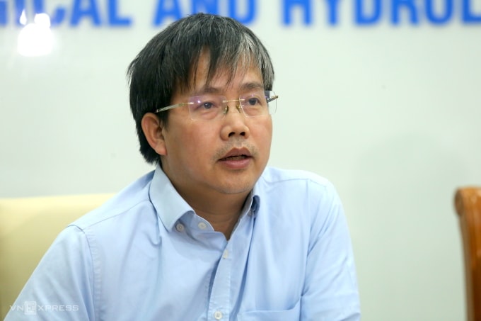 Ông Mai Văn Khiêm thông tin về bão Kalmaegi, chiều 4/11. Ảnh: Gia Chính