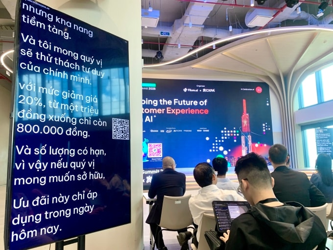 Màn hình hiển thị phụ đề với bản dịch từ Cabin AI, đồng thời cho phép người dùng có thể quét mã QR để xem trên điện thoại. Ảnh: NVCC