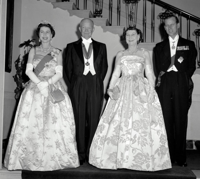 Nữ hoàng Anh Elizabeth II (ngoài cùng bên trái) và phu quân, Hoàng thân Philip, chụp ảnh cùng Tổng thống Mỹ Dwight Eisenhower (ngoài cùng bên phải) và Đệ nhất phu nhân Mamie tại Nhà Trắng hồi tháng 10/1957. Ảnh: AP