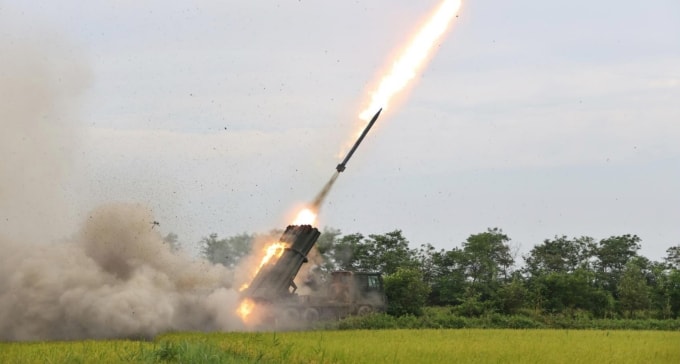 Pháo phản lực phóng loạt 240 mm phiên bản nâng cấp của Triều Tiên được thử nghiệm ngày 27/8/2024. Ảnh: Rodoong Sinmun