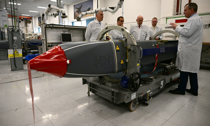 Tên lửa Storm Shadow tại nhà máy của hãng vũ khí MBDA tại Stevenage, Anh hôm 9/7. Ảnh: AFP