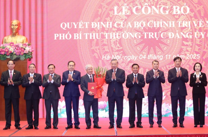 Ông Đỗ Văn Chiến nhận hoa chúc mừng. Ảnh: Hoàng Phong