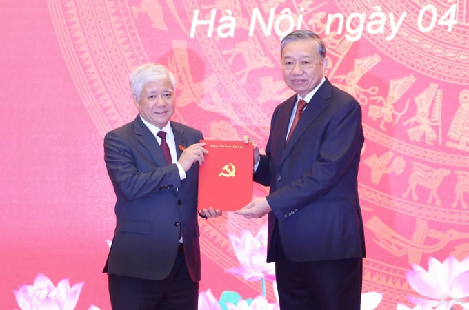 Tổng Bí thư Tô Lâm trao quyết định của Bộ Chính trị cho ông Đỗ Văn Chiến. Ảnh: Hoàng Phong