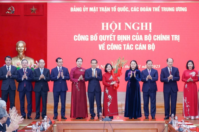 Bà Bùi Thị Minh Hoài nhận hoa chúc mừng từ các thành viên ban lãnh đạo Mặt trận Tổ quốc, các đoàn thể Trung ương. Ảnh: Hoàng Phong