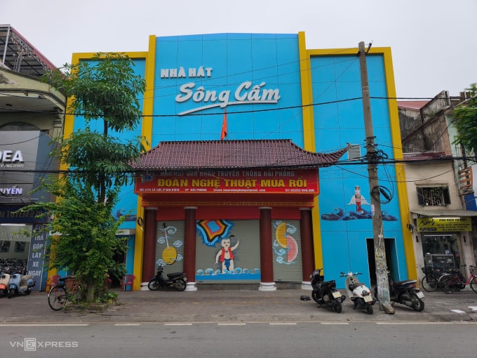 Nhà hát Sông Cấm có hai hộ dân sử dụng đất trong khuôn viên làm nhà ở. Ảnh: Lê Tân