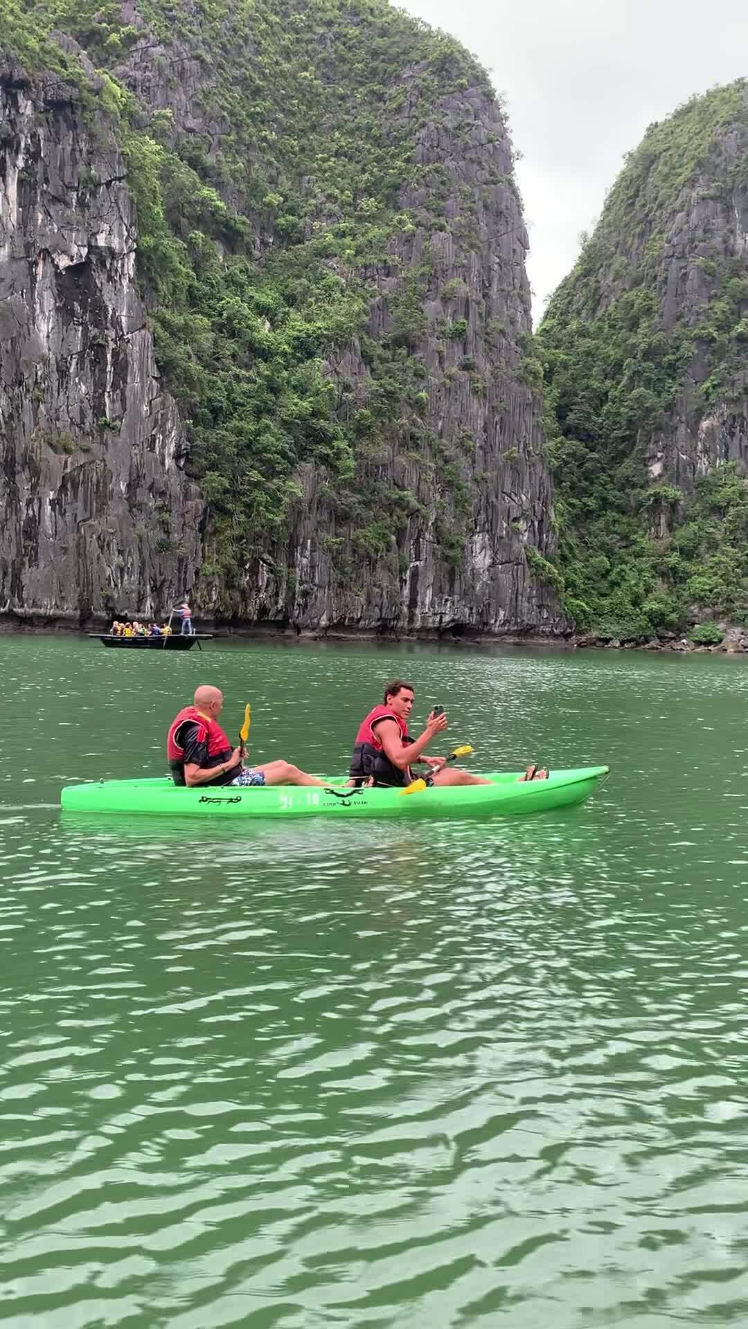 Chèo kayak ngắm hang Luồn
