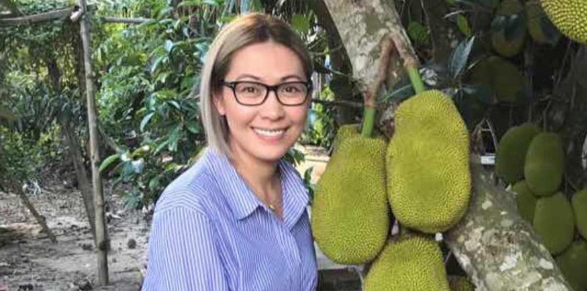 Vợ Đức Tiến chăm vườn