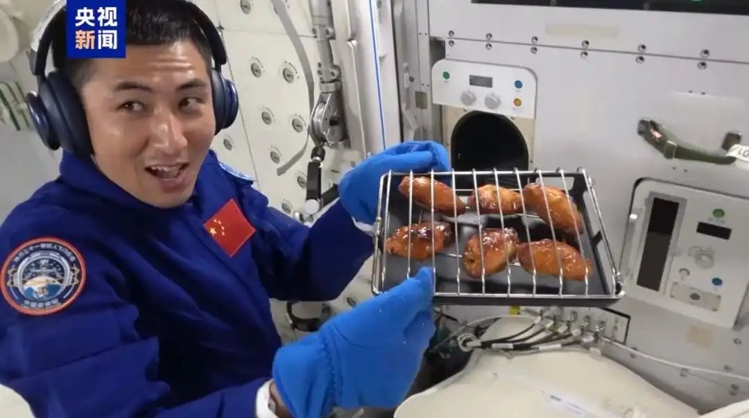 Phi hành gia Trung Quốc nướng gà giữa trạm không gian