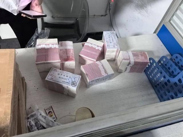 Phát hiện chiếc vali lạ chứa 2,9 tỷ đồng trong căn phòng bỏ trống - Ảnh 2.