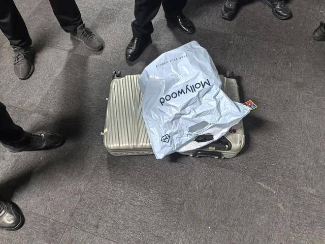 Phát hiện chiếc vali lạ chứa 2,9 tỷ đồng trong căn phòng bỏ trống - Ảnh 1.