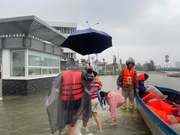 FPT hỗ trợ 4 tấn thuốc, vật tư y tế và chỗ trú an toàn cho người dân vùng lũ miền Trung - Ảnh 3.