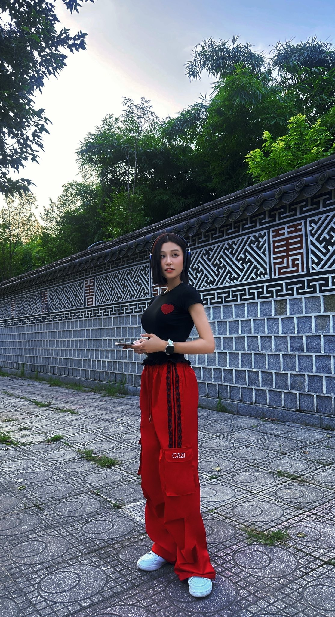 Tú - nữ giám đốc mạnh mẽ trong 'Cách em 1 milimet' đời thực có sắc vóc ra sao?- Ảnh 2.