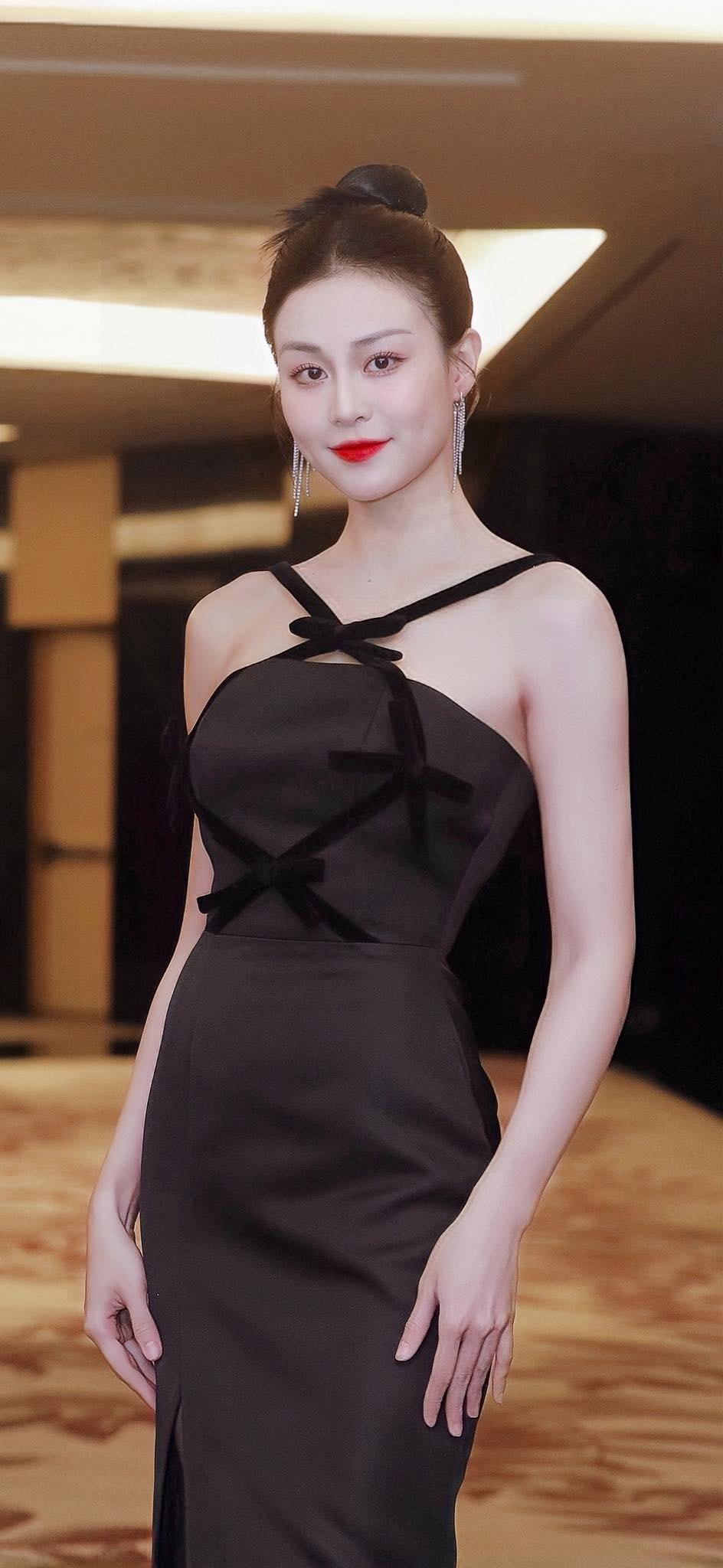 Tú - nữ giám đốc mạnh mẽ trong 'Cách em 1 milimet' đời thực có sắc vóc ra sao?- Ảnh 8.