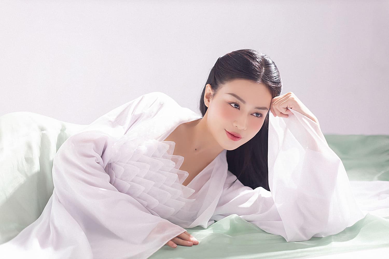 Tú - nữ giám đốc mạnh mẽ trong 'Cách em 1 milimet' đời thực có sắc vóc ra sao?- Ảnh 9.