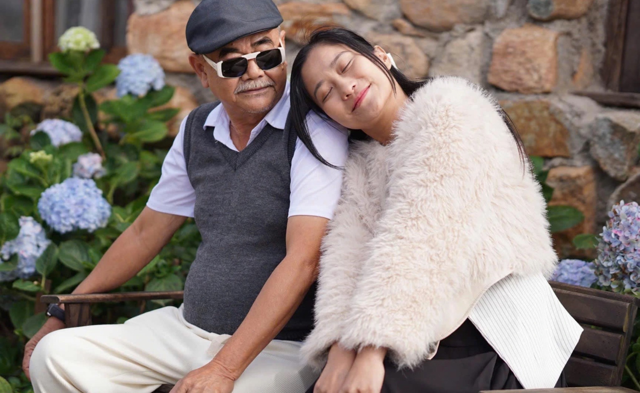 NSND Việt Anh hạnh phúc bên bạn gái kém 38 tuổi.