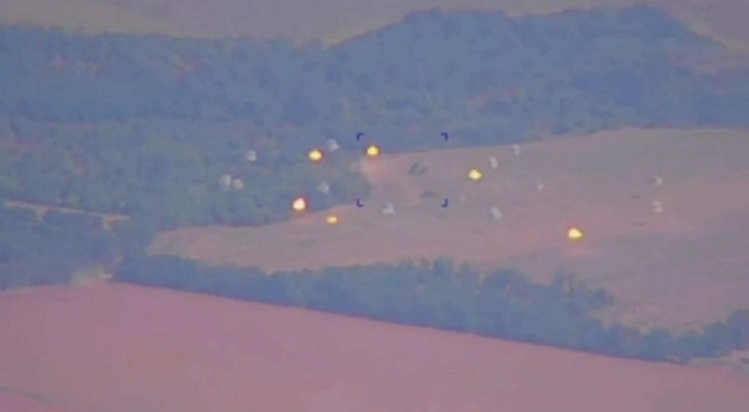 Vụ nổ đầu đạn chùm từ cuộc tấn công của Iskander-M vào các khẩu đội Patriot. Ảnh Military Watch