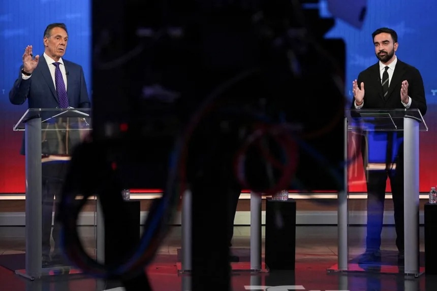 Ứng cử viên độc lập Andrew Cuomo và ứng cử viên đảng Dân chủ Zohran Mamdani tham gia cuộc tranh luận thị trưởng tại New York vào ngày 16 /10. (Ảnh: Reuters)