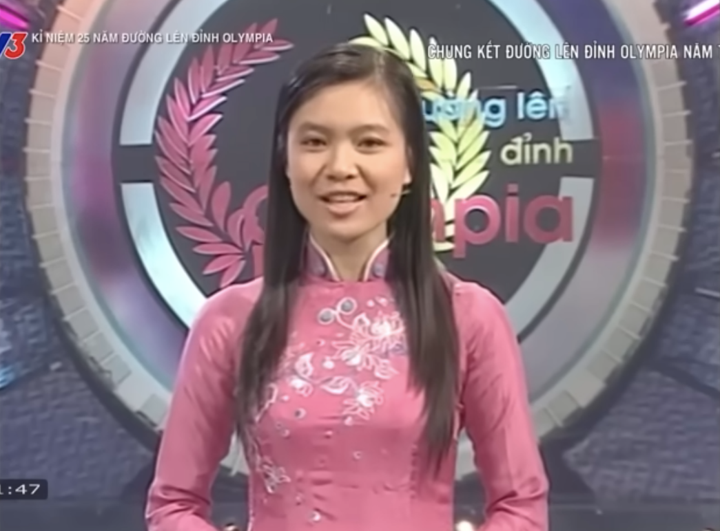 MC Khánh Chi dẫn chương trình Đường lên đỉnh Olympia mùa 8.