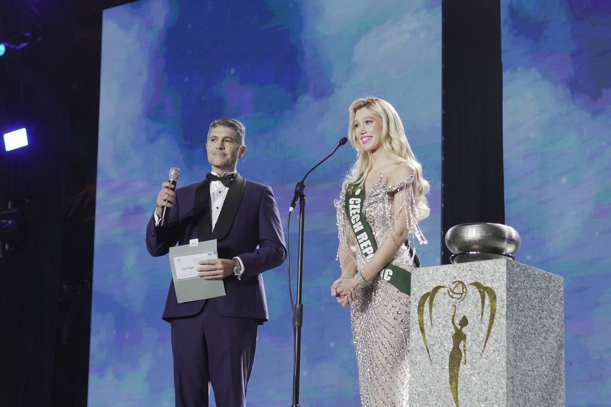 Tại đêm chung kết, khi nhận câu hỏi nên 