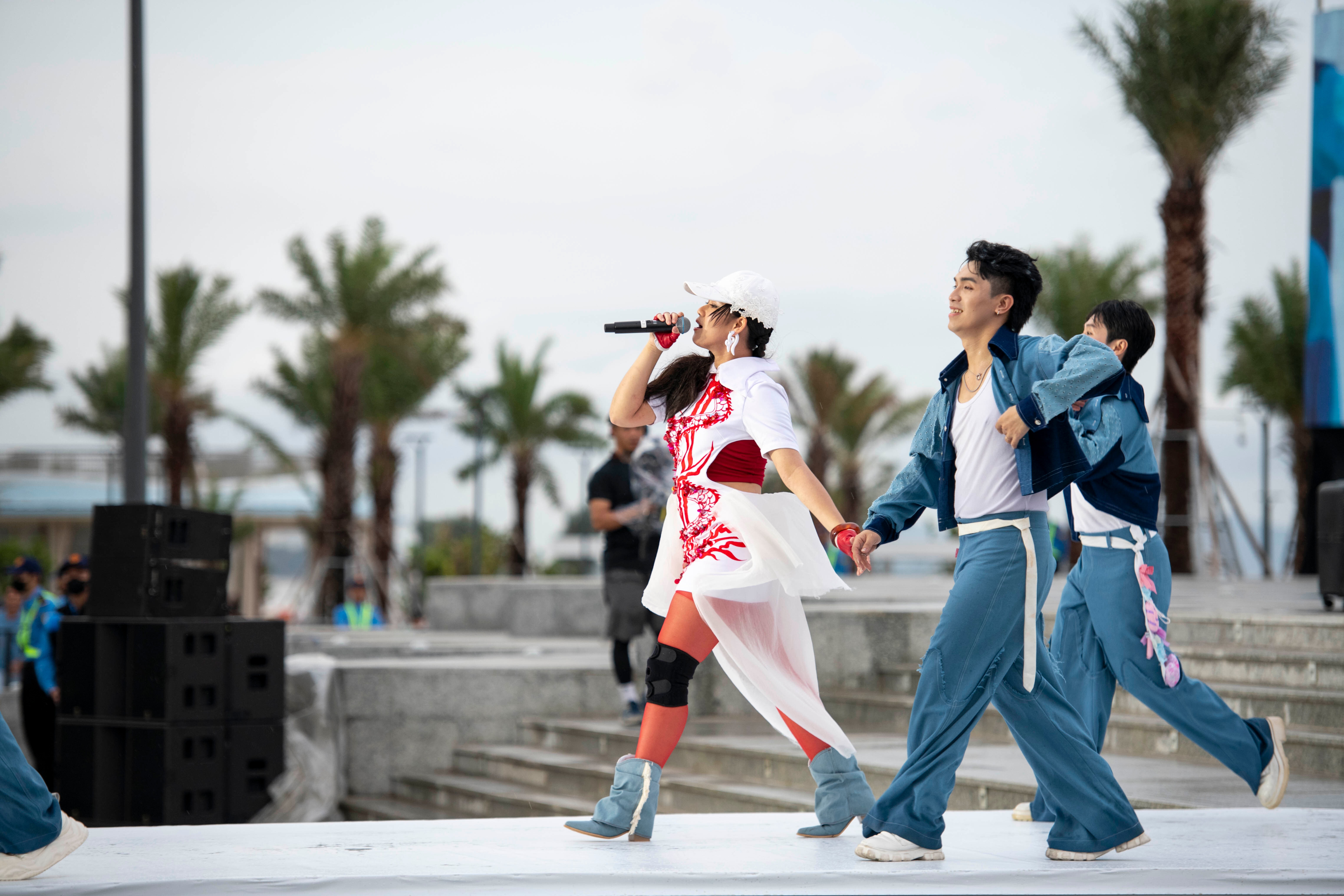 Ca sĩ Bella Vũ với ca khúc mở màn “Việt Nam những chuyến đi”.