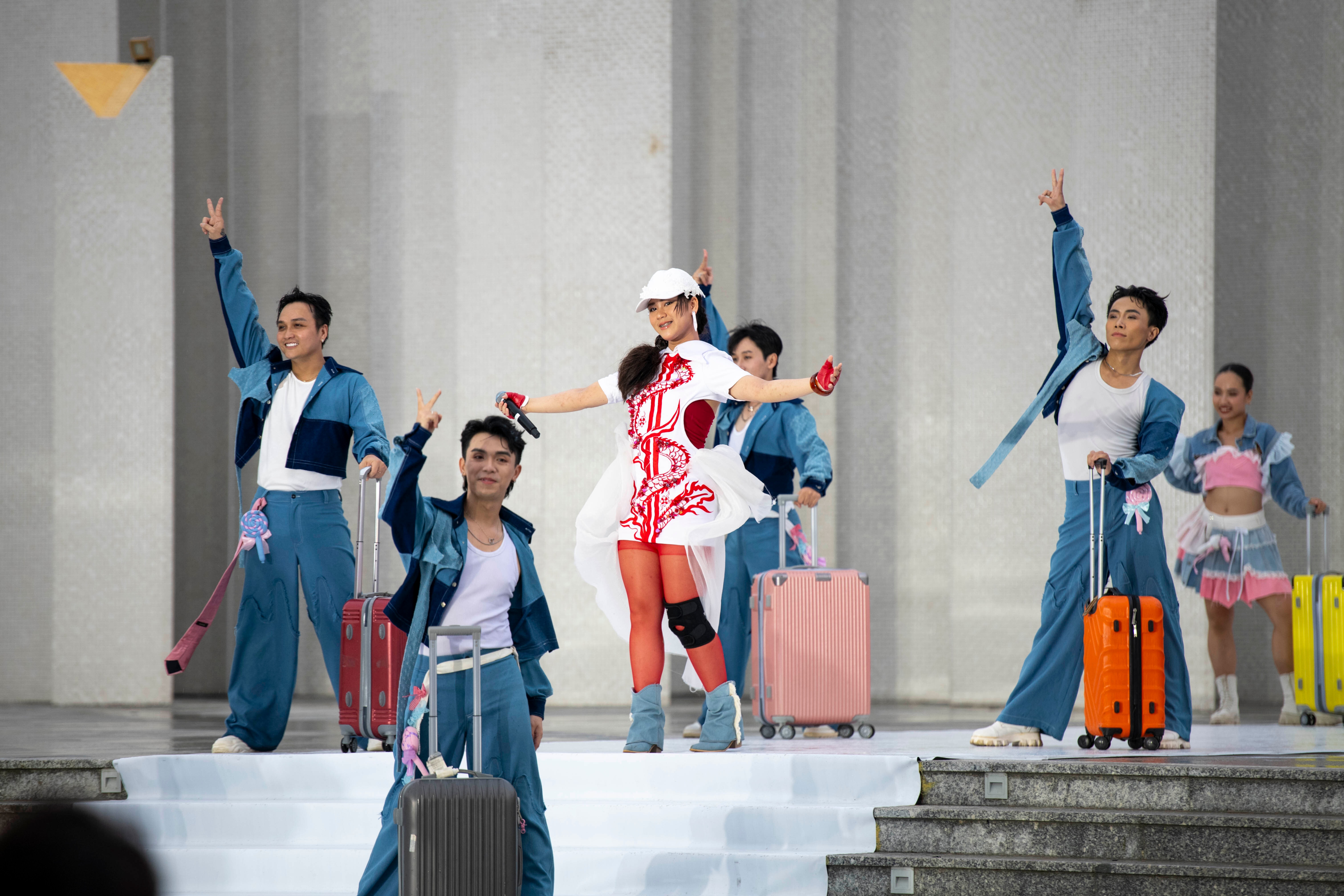 Giọng ca 16 tuổi Bella Vũ trên khấu Vietnam Icon Fashion Tour 2025.